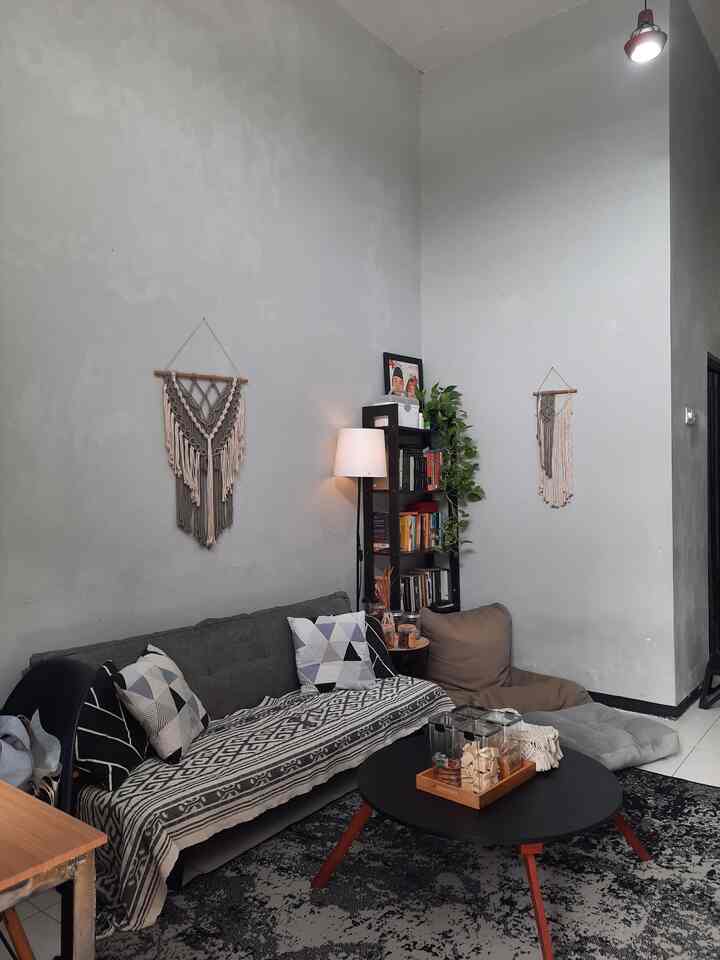 5 barang di ruang keluarga yang gak hanya estetik tetapi juga sangat fungsional. 

1. Meja Lipat Bulat : Meja bulat yang kakinya bisa dilipat dan sangat mudah untuk dipindahkan, apalagi saat mau mengepel. Kaki meja tinggal dilipat lalu simpan di sudut ruang. 

2. Sofabed simple : Sofa yang bisa dialihfungsi menjadi bed, bisa nonton TV sambil tiduran. 

3. Meja Kerja Panjang : Meja dengan panjang 150cm muat segala macam barang dan perintilan. 

4. Rak Buku Ikea : Rak buku kecil yang muat cukup banyak buku2 walaupun ukurannya kecil. 

5. Meja TV : Meja TV desain industrial dengan rak yang bisa menyimpan banyak barang. 

#sofabedscandinavian #mejalipat #rakTV #rakbuku #mejakerja #Top5BestBuy #RekomendasiProduk #AmbassadorPick