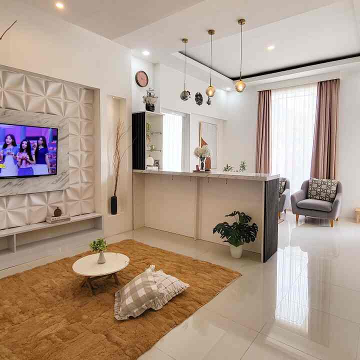 konsep  open space ini membuat rumah menjadi lebih keliatan lebih luas,ruang tamu dan ruang keluarga cuma disekat dengan meja bar untuk menjadi tempat  makan 


#catrumah #livingroom #ruangkeluarga #BTNOAS11 #RumahOpenSpace #RumahTanpaSekat