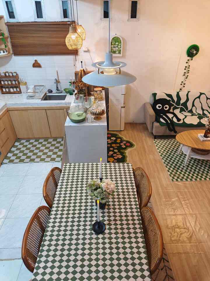 Konsep open house di Ryuto house sangat menguntungkan bagi kami. Ruangan ini jadi banyak manfaat dan pusat segala kegiatan di rumah. Gerak lebih leluasa karna tanpa sekat. Ruang keluarga yang menyatu dengan dining room dan dapur ini di desain dengan sangat compact. Dengan lebar lahan yang cuma 6 meter, konsep open space ini menjadikan rumah terasa lega dan lebih luas dan bebas bergerak bagi penghuninya.

#BTSNOAS11 #Rumahopenspace #Rumahtanpasekat