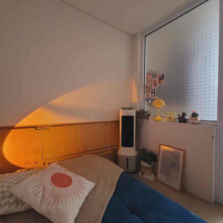 Ruang serba guna yang tadinya kami dijadikan ruang belajar kini sudah berubah menjadi kamar tidur tamu dadakan. Diganti menjadi sofa bed yang siap dirubah kapan saja sesuai fungsinya.

#kamartamu #inspirasirumah #dekorasirumah #stylingkamartamu #rumahminimalis #rumahmungil #rumahsiwa #japandi 