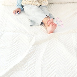 기저귀 졸업을 완벽하게 잘해준 아이!
#집에서제일바빠 #콘스푸기록
제일 뽕 뽑은 제품은 역시 방수 패드인거 같아요
방수 패드를 깔아 놓으니 밤에 잠을 잘 때도 안심하고 잘 수 있었거든요
방수패드를 가기 전에는 늘 매트리스까지 스며들어서 여러 번 매트리스를 청소하고 결국에는 버리기까지 했었는데
진작에 방수패드를 깔아놓을 걸 하면서 아쉽더라구요
이제는 방수 패드 있으니 마음 편히 ㅋㅋㅋ
확실하게 방수가 되어서 정말 깜짝 놀랐어요. 그 많은 양의 소변을 어찌 이렇게 다 막는지 🤍🤍
모든 아이들이 기저귀 졸업을 잘 해내기를
#방수패드 #기저귀졸업 #배변훈련
#밤잠기저귀 #낮잠기저귀 #아기기저귀 #기저귀안녕