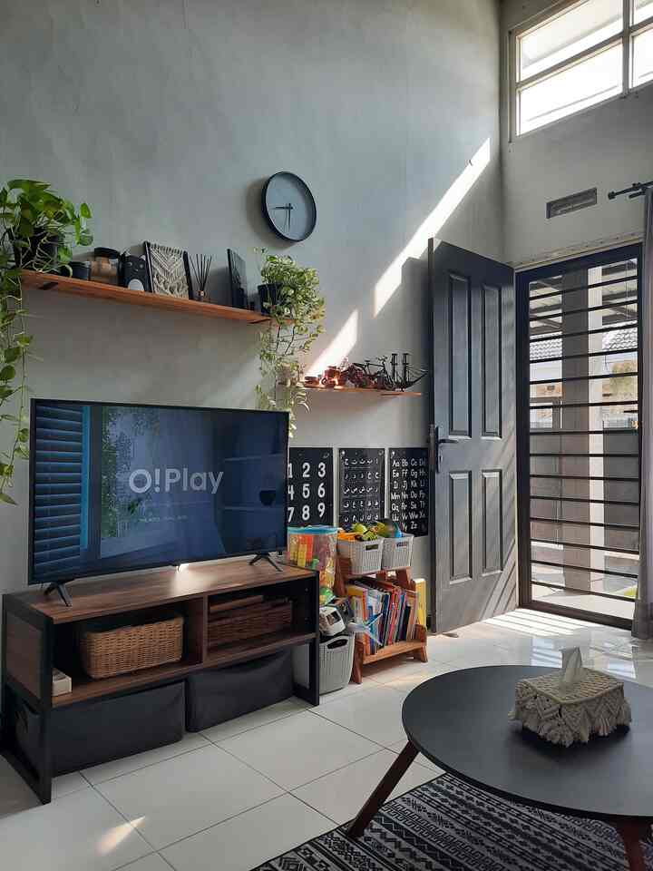 Pojok bermain anak yang menyatu dalam living room.
Berhubung living room ini compact, maka pojok ruang bisa dimanfaatkan untuk area mainan anak. 

#kidsplayingarea #playingroom #playingroomidea #livingroomcompact #livingroomidea
