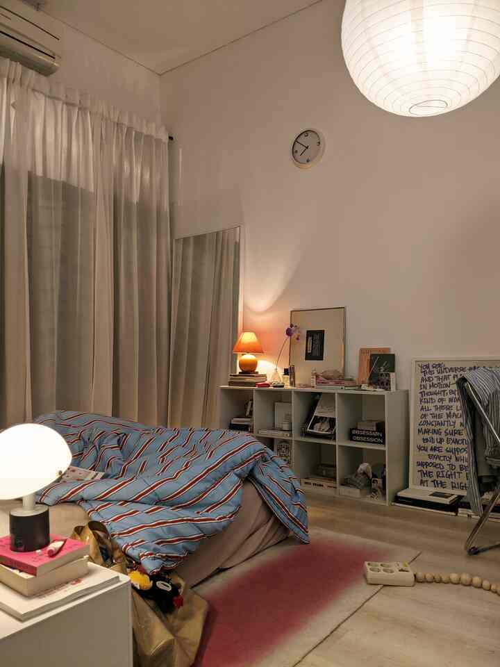 One of the moments in my house is at night before going to bed where I can relax watching my favorite show or reading a book💫
#EclecticBedroom #BedroomStyling #Bedcover #Duvet #NightLamp #ReadingLamp #TaskLighting #OrangeLight #Bookshelves