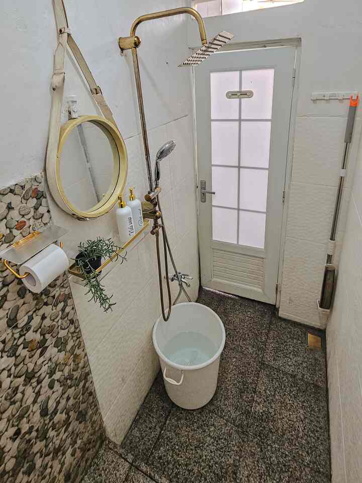 Kamar Mandi Minimalis Rumah Subsidi

sedikit re-decorate kamar mandi mungil dengan printilan warna gold dengan budget 300ribuan aja. ternyata cukup mengubah vibes kamar mandi nya yaa.. 
slide ke-3 adalah foto before makeover🏡

buat kamu yang mau samaan bisa klik icon + warna biru 🩵ིྀ

#kamarmandi #toilet #kamarmandimungil #keramikkamarmandi #showerkamarmandi #rumahsubsidi #lantaikamarmandi #raksabun #rakdinding #dekorasikamarmandi 