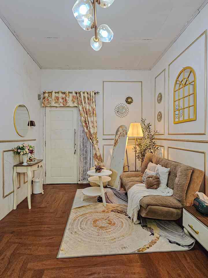 5 Barang yang wajib dimiliki di Rumah bergaya Modern 𝘍𝘢𝘳𝘮𝘩𝘰𝘶𝘴𝘦 

Aku punya beberapa rekomendasi barang yang wajib banget kamu punya untuk bikin suasana rumah 𝘍𝘢𝘳𝘮𝘩𝘰𝘶𝘴𝘦 makin terasa : 

1. Console Table - dengan design yang klasik warna vintage white brown, meja konsol ini bisa kamu gunakan sebagai meja rias atau disimpan di area 𝘍𝘰𝘺𝘦𝘳
2. Lampu Lantai dan Meja Klasik - lampu dengan gaya klasik ini sukses bikin vibes classic di ruang tamu lebih terasa
3. Arm Chair - Kursi kayu dengan bantalan empuk ini nyaman banget buat tempat santai dirumah. 
4. Kabinet Dapur - gunakan kabinet dapur dengan handle classic. Aku pilih dari Ikea Knoxhult karena harga nya affordable dan juga good quality. tampilannya juga cantik. 
5. Rak dari kayu solid  - Rak Ivar ini Fleksibel: Dapat dikombinasikan dengan laci, lemari, dan keranjang 
dan juga jarak antar rak dapat disesuaikan dengan kebutuhan.  cocok untuk penyimpanan kitchen gadget kamu di dapur.

Semua barang ini bisa kamu beli di toko yang sudah aku cantumkan diatas. Best Buy, gak nyesel deh beli ini ! 

#KitchenSetMinimalis #SofaMinimalis #Top5BestBuy #RekomendasiProduk  #AmbassadorPick #consoletable #rakdapur #rakpenyimpanan #lampuantik #lampuclassic #cerminclassic #farmhouse 