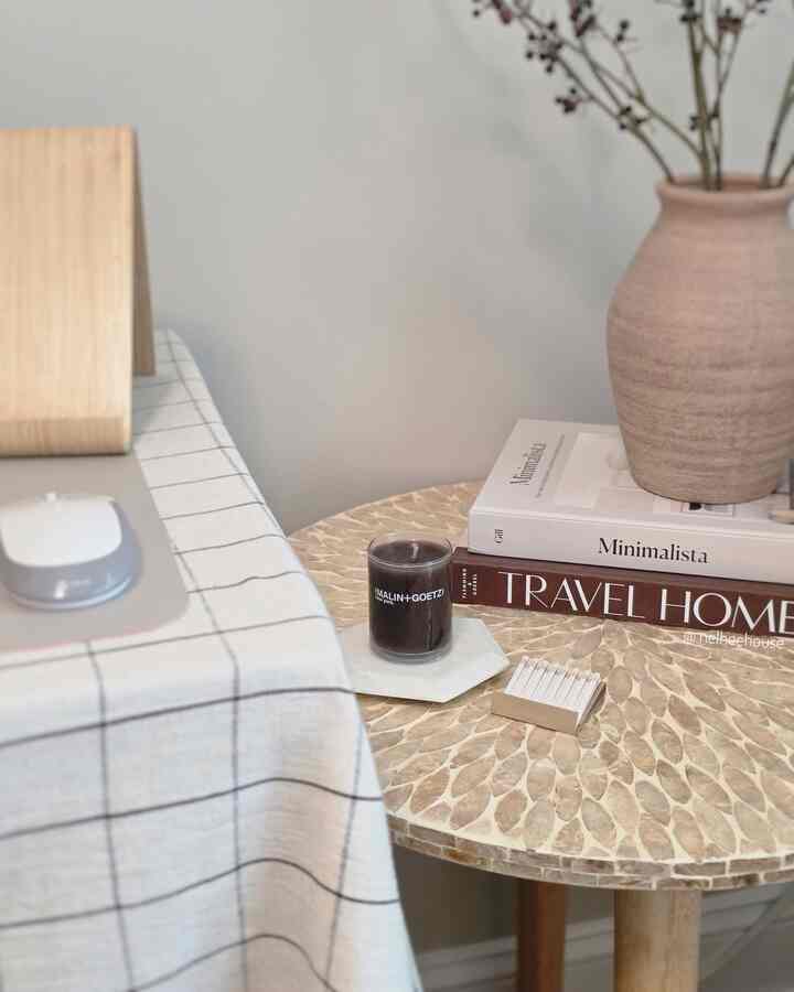 Adding a candle to your room is a budget-friendly way to add decor and bring coziness to your space 🤎

#candle #budgetfriendlydecor #homeoffice #homedecor #earthy #modern #cozy