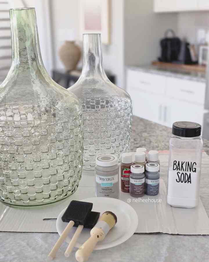 Vas, soda kue, dan cat akrilik adalah semua yang Anda butuhkan untuk mengubah vas lama Anda menjadi vas terakota kelas atas! Pertama-tama saya mengecat lapisan dasar, mencampur warna yang lebih gelap dengan soda kue untuk memberikan tekstur, dan menepuknya dengan handuk dapur basah/lembab. Selesai! 😘 Total biaya? Semuanya kurang dari $10 🤭

#DIY #vase #affordable #budgetfriendly #mudroom #mudroominterrior #mudroomdecor #terracotta #terracottavase #earthy #cozy