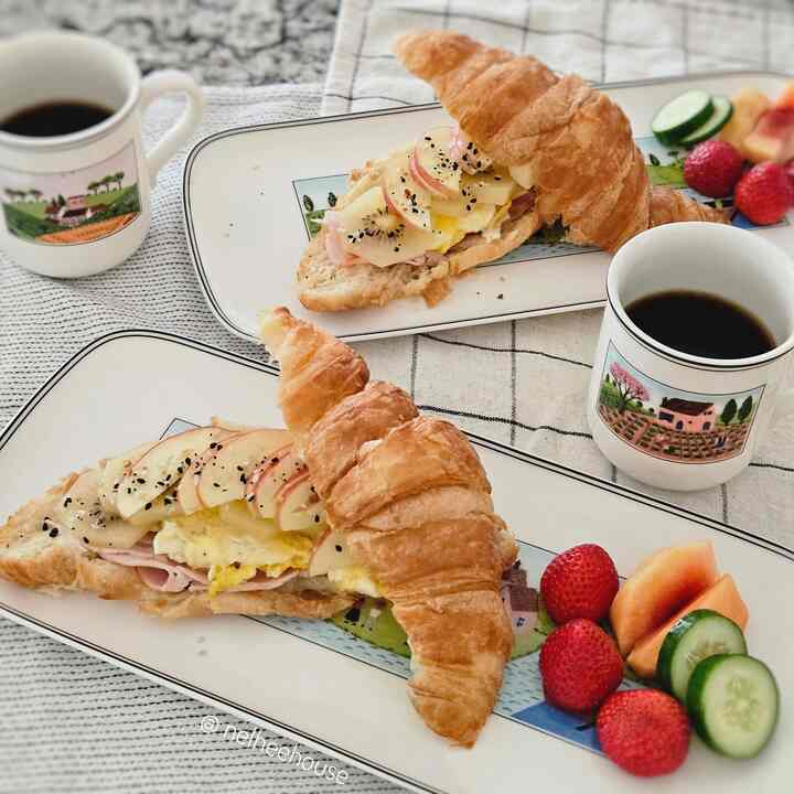 Croissant sandwich for brunch 🥐
#plating #platingshot #dinnerware #Villeroyandboch #coffeecup #brunch #sandwich #easyrecipe