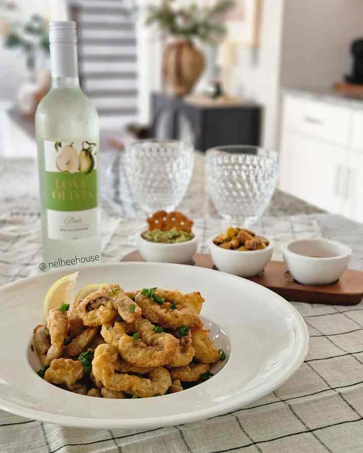 トレーダージョーズのお気に入りのデザートワインとイカ！
旦那さんとのデートの夜😘

#platingshot #plating #dessertwine #dinnerware #villeroyandboch #calamari