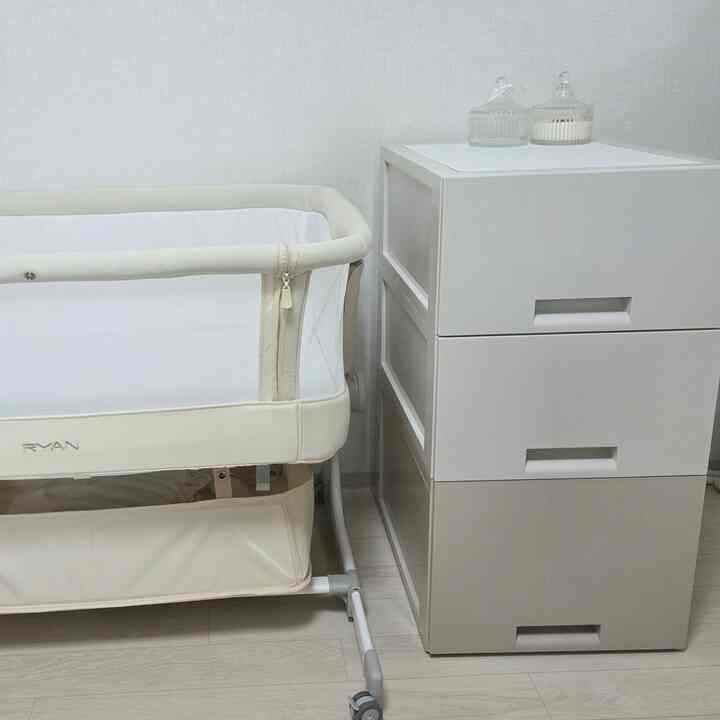 赤ちゃんの商品が入る収納状！🤱

カンカンは内部が大きいのでたくさん入ります。
引き出し一つ一つを別々に使えるので
活用度もいいです👍

今は赤ちゃんの服、ハンカチなどでいっぱいです。
本当に今、出産がしばらく残っていますが、どうして産むのか!!!🫠🫶

＃すべて入れる＃コンスープ記録＃赤ちゃんの飾り＃赤ちゃん収納箱＃収納箱＃収納箱＃引き出し場＃赤ちゃん用品＃赤ちゃん用品の整理＃出産準備＃妊婦＃妊娠中の女性の日常＃合わせて歓迎＃合わせてください！ 