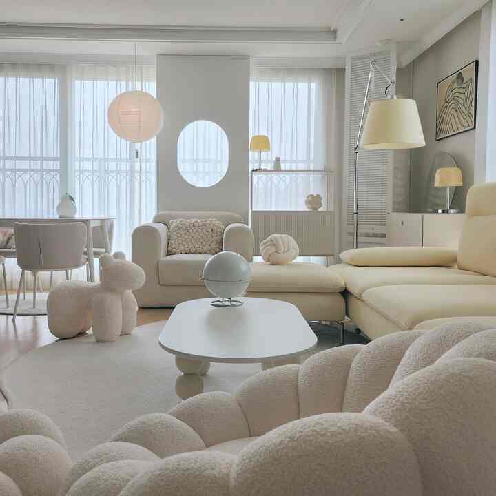 ＃私たちの家の照明はいくつか＃私たちの家

満月を見ると両手を集めて願いを祈り、
その願いが叶うように幸せな気持ちを込める時から幸せは始まるじゃないですか

良いオーラだけいっぱい持ってくるような満月をすっぽり似たヌノースのペーパーランプです。

花ごろは持っていたかったのにクオリティ良く可愛く丸くてパンパンしてみせるのに価格は負担にならない製品をお探しならヌノーズ!!

サイズも様々で色々レイヤードしても可愛かったです。

私が使った照明は50cmサイズ、
アイボリー電球

ソケットはペンダント型でキッチン照明のように日付に落ちる形があり、

私はプラグソケット5mを選びました。
最大10mまで、落ちる線が良く移動が頻繁ならコンセントに差し込む形のプラグソケットおすすめですよ

ペーパーランプを悩んだら
ヌノーズで選んでみてください🤍

＃フィット＃コミュニケーション＃ヌノーズ＃ペーパーランプ＃nunoz＃paperlamp＃ハンジライト＃ハンジライト
＃今日の家＃家の装飾＃ホームスタイリング＃照明のおすすめ＃ハンジ照明のおすすめ＃感性照明＃リビングの装飾＃リビングスタイル＃ベッドの照明＃ベッドルームの照明＃ベッドルームの装飾＃cozymood