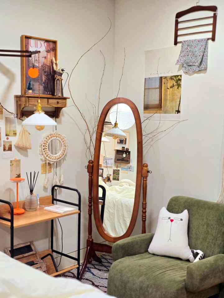 ＃今日の私たちの家＃コーンスープ記録原木インテリア
ヴィンテージの感性を持つ全身ミラー 
ヴィンテージ、エンティック家具は主にヨーロッパの古典的な様式を 
土台で製作になるので芸術作品とみなされたりして
高価な製品がたくさんあります。 
寝室に鏡１枚置きたいという思いをその前からやってきたのに
価格も良いですが、きれいになった全身鏡が目立ちます。
すぐに購入して部屋の寝室に置きました。

全身鏡一つ置いただけなのに雰囲気が北欧…。
木製ベッドフレームと壁の照明...
ウッドシェルフに載せたポスターと壁ポスターまで加わる
より感性のある空間に仕上げる 

＃今日の家で買った＃ウッドインテリア＃ベッドルームスタイリング 
＃寝室の装飾＃寝室の小道具＃寝室のフレーム＃ポスターインテリア 
＃木の棚＃全身ミラー＃ビンテージミラー＃ビンテージ家具＃エンティック小道具 
＃木製家具＃寝室照明＃壁照明＃北欧スタイル＃北欧家具
＃感性インテリア＃感性小物＃感性空間＃私たちの家フォトゾーン 
＃私のお金の中山おすすめテム＃ウッドミラー＃感性インテリア 
  


