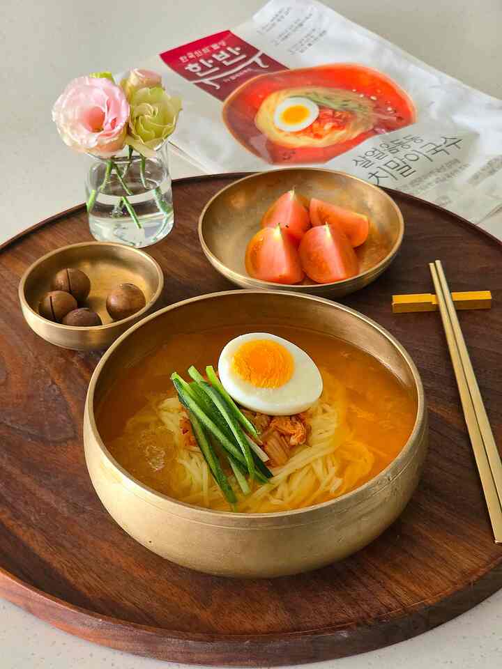 #광고朝鮮半島12歳の氷東洞 

もうすぐ来る夏☀️涼しい冷麺、ビビン麺も味ですが  #엘에프푸드 #lffood  #마켓컬리추천 #여름별미 #밀키트추천 #냉면대신김치말이국수 #여름면요리 #koreanfood #온더테이블  