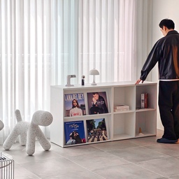#제품제공 @trouvefurniture
거실 분위기를 한층 감각적으로 만들어준 트루베퍼니처의 양면 수납 책장을 소개할게요
미니멀한 디자인에 양면 수납이 가능해서 공간을 자연스럽게 분리하면서도 활용도가 정말 높아요 
저는 거실 한쪽에 배치해서 책과 오브제를 진열했는데,
인테리어 포인트가 되어줄 뿐 아니라 실용적인 수납까지 해결돼서 너무 만족스러워요 
트렌디한 컬러감과 고급스러운 마감 덕분에
어떤 공간에도 잘 어울리는 가구!
거실에 감성을 더하고 싶다면 꼭 눈여겨보세요 
#트루베퍼니처 #책장 #전면책장 #양면책장 #수납책장 #거실책장 #아이방책장 #인테리어책장 #북쉘프 #800책장 #책장인테리어 #책장스타일링 #홈카페인테리어 #매거진랙 #잡지랙 #공간활용 #심플가구 #모던가구 #미니멀인테리어 #인테리어가구 #인테리어소품 #가구디자인