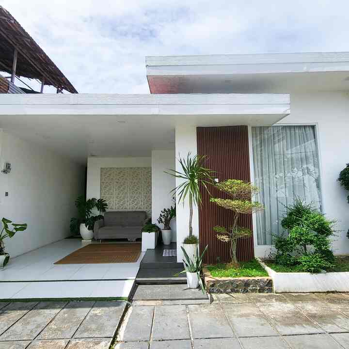 Transformasi Rumah Laranovian
1.Bagian rumah yang dibanggakan yaitu Fasad yang bertemakan minimalis modern yang berbentuk kotak dan mempunyai taman kecil didepan teras
2.Sudut rumah bikin betah yaitu kamar yang beukuran 3x4m ini dengan bukaan pintu samping yang lebar 
3 & 4 Area fungsional yaitu tempat bisa aku gunakan untuk nerima tamu atau pun tempat bermain anak anak 
5.Taman mini yang membuat rumah kelihatan asri 


#FasadRumah #catrumah #wpc #MiniHouseTour #CeritaRumahku #PerjalananRumah