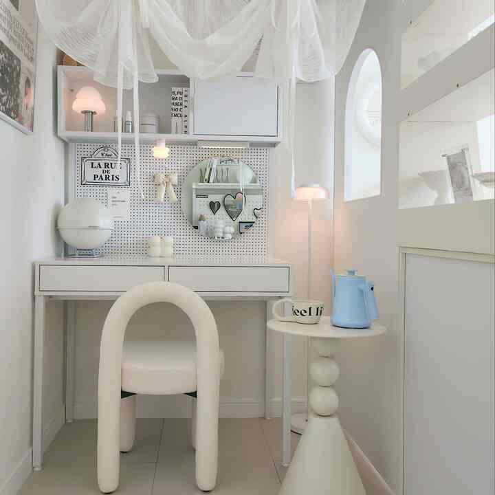 ＃私たちの家フォトゾーン

打孔板デザインが綺麗に見える最近、
ゴールデンストリートのイーデンEO鉄製収納コンソール化粧台より一層華やかになった寝室🤍

ゴールデンストリートは国内の本社工場で真心を込めて直接作って堅固で10年間ASを保障します。 

有害物質 Free!
環境にやさしい粉体塗料に近づけて使う家具安心できますよ 

イーデンはワンタッチで引き出しが開き、上部スペースは収納スペースサイズがゆったりしていてかさばるものを保管するのもいいです。 

ドアも打孔板も鉄製と飾る楽しさは基本、きれいなミラーとワイヤレスLED照明までもれなくきれいではないですか？

化粧台を購入する予定なら、ゴールデンストリートであれ、化粧台に座るたびに気分が良くなります。 

＃化粧台＃今日の家＃ゴールデンストリート＃化粧台おすすめ＃寝室飾り＃化粧飾り＃ワンルームインテリア＃寝室飾り＃パーティション＃パーティションインテリア＃スペース分離インテリア＃スペースデザイン＃cozymood＃goldenstreet＃イーグル化粧台＃照明コレクター＃照明コレクタ＃ #可愛い化粧台 #リビングスターグラム #bedroom