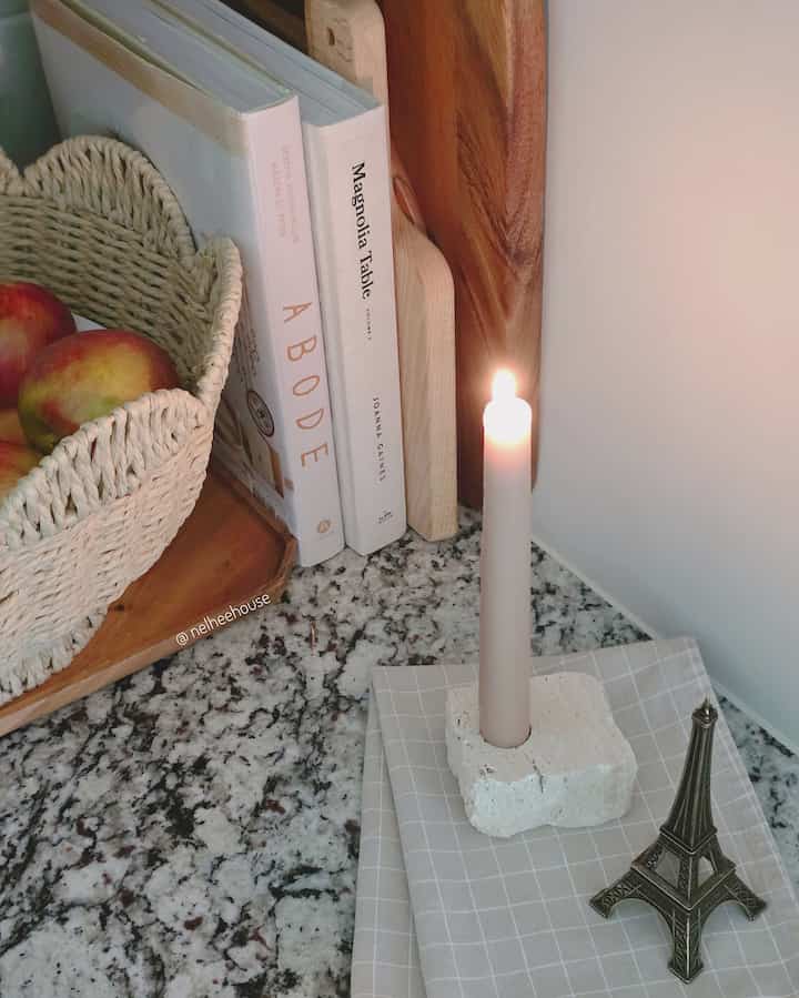 A budget-friendly way to style your space is adding a candle! It brings scent and coziness🤎

#candle #affordable #kitchen #kitcheninterior #homedecor #earthy #cozy
