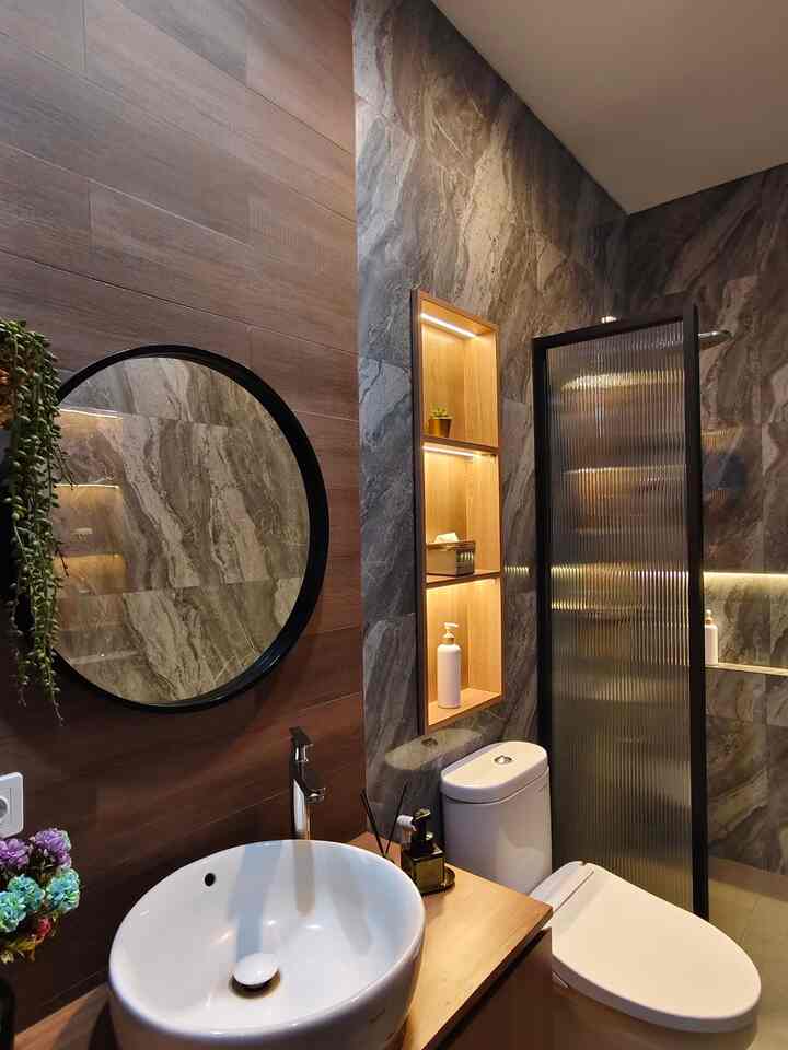 Ketika proses renovasi Kamar Mandi Tamu ini, ada beberapa hal yang kami ubah:
1. Rak tanam di belakang Toilet, kami ingin toilet tamu ini  memberikan suasana berbeda yang menambah kenyamanan siapapun yang menggunakannya. Adanya rak tanam dengan pencahayaan di 3 ambalannya ini pun menambah estetika ruangan dan membuat barang-barang tertata dengan rapih

2. Motif granit kayu pada Dinding Wastafel, motif kayu yang berbeda dengan motif marble disekelilingnya membuat kesan suasana kamar mandi ini lebih hangat selain menambah estetika ruangan.

Jadi, bagaimana menurut tetangga?

slide 5 adalah desain awal
slide 6 adalah desain akhir

#granit
#granitmarble
#granitkayu
#kamarmandi
#wastafelbulat
#cerminbulat
#partisikaca
#MiniHouseTour
#CeritaRumahku
#PerjalananRumah

