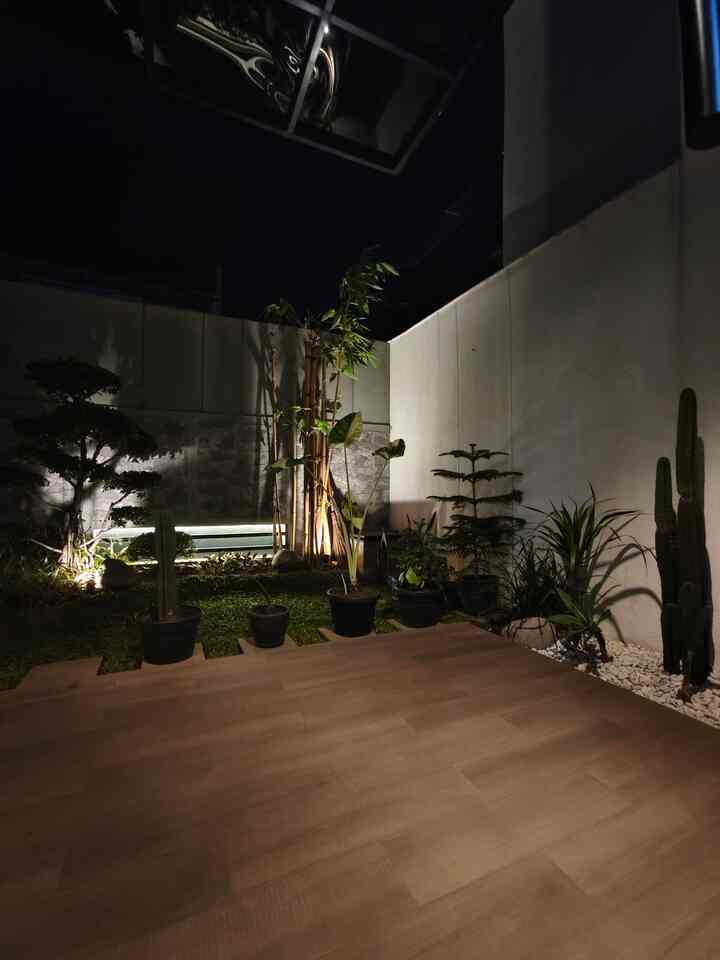 Taman Jepang yang minimalis dipadu dengan taman kering di sisi kanan ini merupakan pemandangan yang bisa dinikmati dari teras dan ruang keluarga. Adanya lampu sorot yang dibawah pohon menambah keindahan pemandangan saat malam hari.

Sejak awal kami memang menyiapkan taman yang memungkinkan anak-anak berkegiatan tanpa khawatir. Taman yang tertata rapih dan dikelilingi aneka tanaman yang ramah anak ini membuat anak-anak betah berlama-lama bermain disini. Maka dari itu pemilihan jenis tanaman menjadi sangat penting ketika memiliki anak kecil, adapun kriteria yang bagi kami ideal untuk taman yang ramah anak adalah:

1. Tidak Berduri
2. Tidak mengundang hewan lebah datang
3. Mudah perawatannya 

#taman
#tamanjepang
#tamanminimalis
#teras
#granitkayu
#kaktuskoboi
#bonsai
#bambukuning