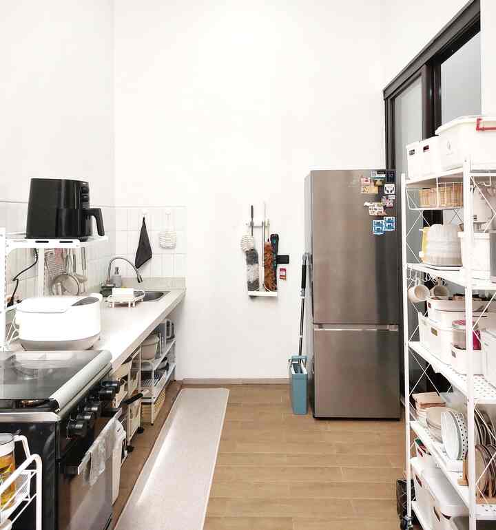 Tim dapur tanpa kitchen set mana suaranya??? 
Siapa bilang dapur dengan penyimpanan terbuka terlihat nggak rapi? Tetep bisa rapi koook 😁
Gimana caranya?? Cek caption di bawah yaaa 👇👇👇
1. Gunakan peralatan dapur dengan warna serupa agar terlihat senada
2. Pilih cat tembok dengan warna terang agar dapur terkesan luas
3. Simpan peralatan dapur berdasarkan fungsinya agar mudah untuk mencari
4. Sediakan rak terbuka atau troli untuk penyimpanan peralatan dapur
5. Dan yang terpenting adalah sering membersihkan dapur bahkan bersihkan setelah dapur selesai digunakan

Semoga menginspirasi yah ✨️
#dapurmodern #dapurminimalis #inspirasidekorasidapur 
