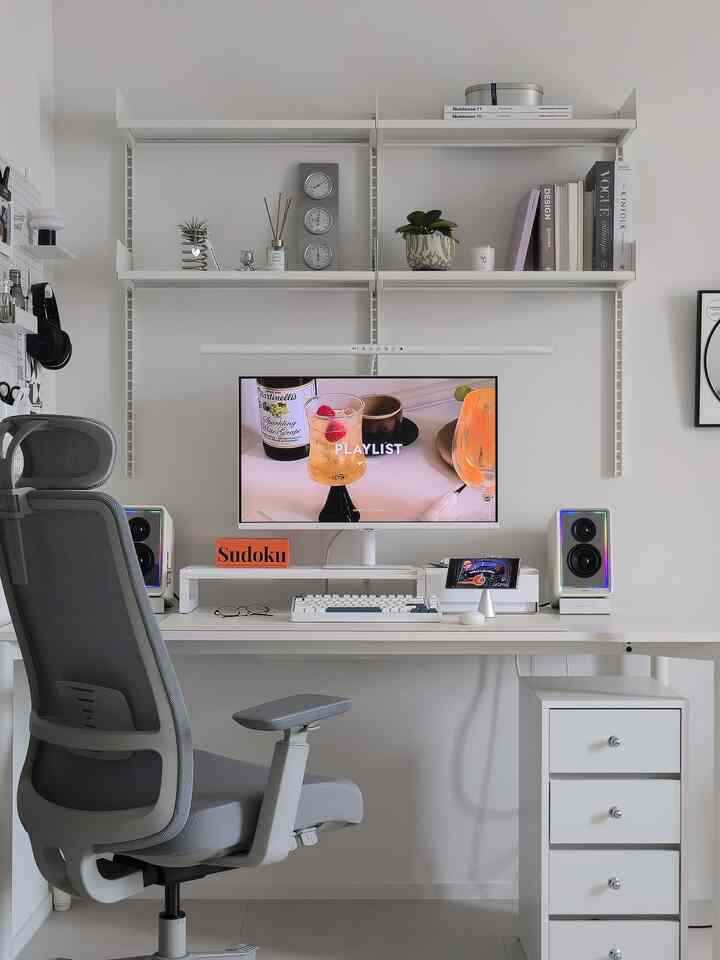 #오감리뷰 プログラムを通じて製品を提供され、直接使用してスタイリングした後期です。

新しく飾られたデスクテリアはどうですか？🤍
感覚的なデザインのスピーカーを置く
雰囲気が大きく変わりました。
サイズも小さい方ではなく存在感があります。

家族が出てエディファイアQR65スピーカーで
音楽を入れておくと気分が変わります。
専用スタンドの上に置くと 
机に振動が伝わらない 
立体感のあるサウンドが楽しめます。

さらに、InfinityミラーLEDライトは素晴らしいです。
見ていると音楽にもっと没入する気分..🥹✨️
専用アプリでLEDの色やパターンを多様に 
調節できるので、夕方にはヒップな照明としても使用します。

また内蔵の65W  #QR65  #데스크셋업 #데스크인테리어 #데스크꾸미기 #서재 #서재인테리어 #서재꾸미기 #서재방인테리어 