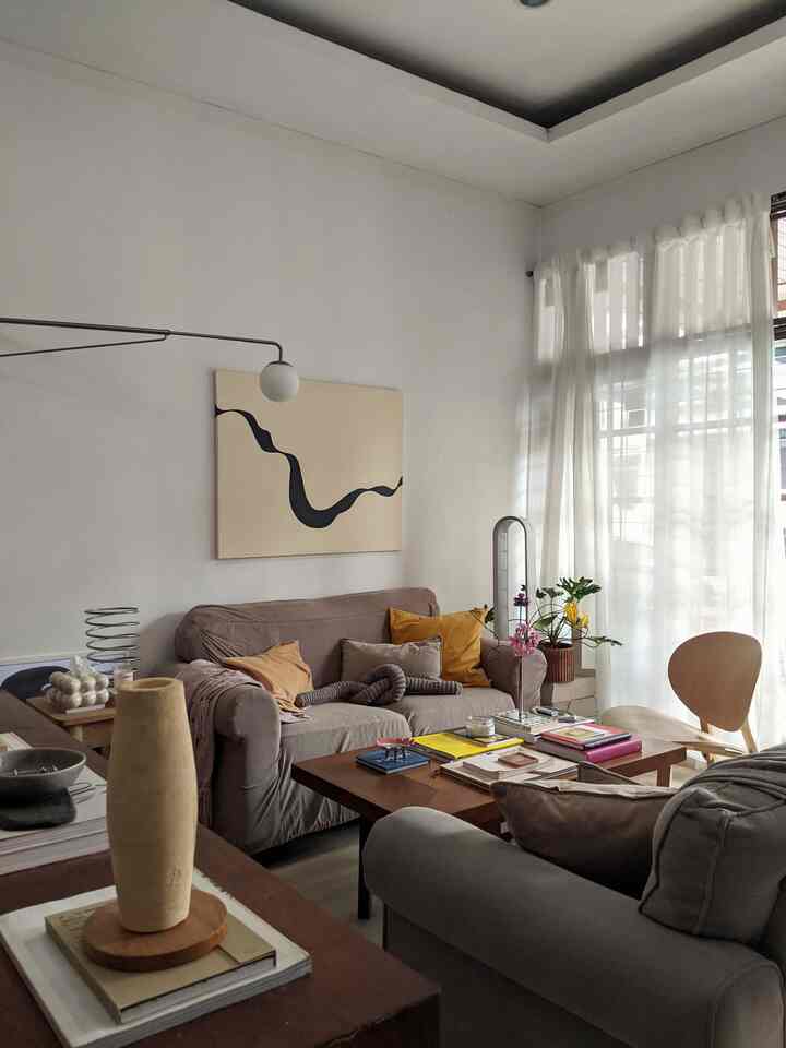 Dulunya ruang tamu dan ruang tengah ini berantakan sekali, nyaris gak ada fungsinya karena penuh terisi barang. Pelan-pelan ruangan-ruangan ini dirapihkan dan didekor supaya rapih dan memiliki fungsi. Kadang suka gak nyangka kalau lihat perubahannya dan merasa bangga juga sih bisa transformasi ruangan jadi seperti sekarang🤭
Proses rapihin dan dekor dari ruangan yang dulunya berantakan sampai sekarang ini kurang lebih sudah 5 tahun berhubung aku orangnya suka style loft yang identik dengan mengkurasi secara perlahan. Rasanya kalau rumah di dekor secara perlahan itu akan terasa lebih authentic dan lebih memancarkan personality penghuninya
#LivingRoom #Sofa #PendantLamp #EasyChair #CoffeeTable  #Planter #Lamp #Books #Art
#MiniHouseTour #CeritaRumahku #PerjalananRumah