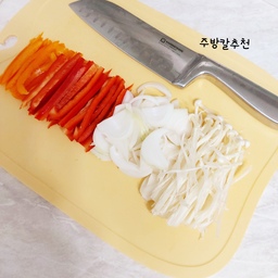 #살림살이
#콘수프기록 
#맞팔
#나이프
#나이프추천
#주방인테리어
#도마
#르난세
#도마추천
#주방정착템
살림살이3
오늘의 살림살이는 이번에 새로 들인
바겐슈타이거에서 나온
슈미트 올스텐 나이프에요 
기존쓰던칼은 일체형이 아니다보니 녹이 생기고
손잡이도 두꺼워 불편했는데 
이제품이 딱 그런불편함을  완벽하게 보완했더라구요
디자인도 너무 고급스럽고 일단 그립감도 너무 
좋아요 
반영구적으로 쓸수 있으니 앞으로 칼은 이걸로 정착한듯여^^
어제 칼질도 해보았는데 전 마늘은 다지기 쓰거든요
근데 이 칼로 다져보니  쉽게 다져지더라구요^^
힘을 많이 주지않아도 잘 되더라구요 
지금 할인기간이라 칼 필요하신분들 꼭 보셔요 
설거지대마왕이 강력추천드려요^^
영업 지대루 하는데 ㅋㅋㅋ
근데 칼이 너무 정교하게 포장이 되와서 포장
벗겨내는데 화딱지가 나더라구요ㅋㅋ
저처럼  성질급하신분들은  인내심을 가지고
처음부터 가위로 오려내야 할듯여^^
