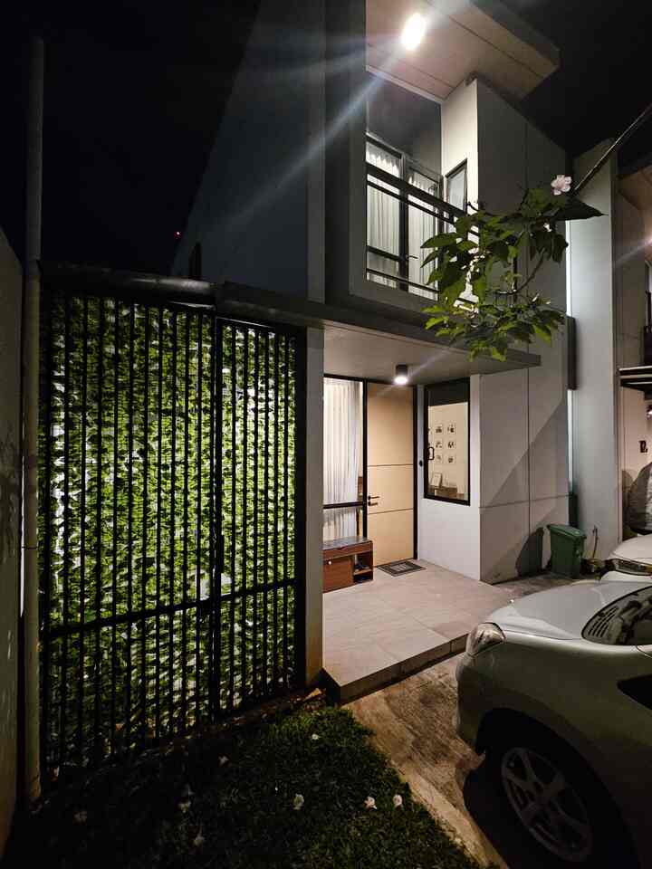 Salah satu advantage memilih rumah dengan adanya lahan lebihan adalah aku bisa menambah area samping, yang aku jadikan sebagai area laundry dan teras samping. Tampak depan kedua area tersebut tidak terlihat, karena sengaja aku tutup dengan pintu besi yang didekorasi dengan daun artificial. 

Area dalam juga mengalami perluasan, dapat terlihat dari perbedaan flooring yang memang disengaja karena fungsi ruangan yang memang berbeda. Memasuki area dining room dan kitchen, area flooring menggunakan lantai terrazzo, sedangkan area living room tetap menggunakan lantai granit.

Slide ke-5 dan ke-6 merupakan foto fasad dan living room sebelum direnovasi, jujur area fasad dengan penambahan pintu besi dan dekorasi daun artificial merupakan salah satu bagian favoritku dari rumah ini. 

#LantaiGranit
#KapLampuDownlight
#KesetCushion
#RakSepatuEstetik
#HiasanDaunArtificial
#MiniHouseTour
#CeritaRumahku
#PerjalananRumah 


