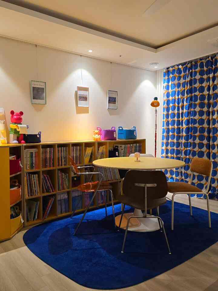 朝に日光が入ってくるリビングルームの雰囲気と
点滅するが、ほのかな照明でムード付きの雰囲気になったリビングルーム。

同じ空間なのに雰囲気がとても違うんです:) #리빙룸인테리어 #livingroomstyling #인테리어조명 #햇살맛집 