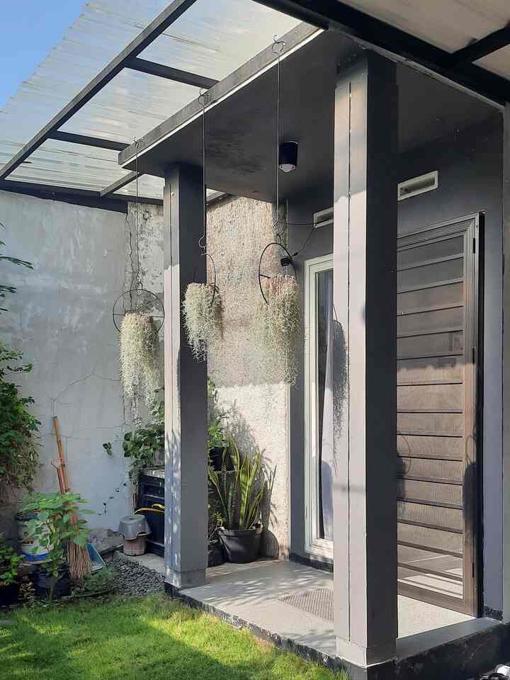Rumah mencerminkan karakter pemiliknya. Begitupun dengan rumah jelajah, rumah ini betul2 mencerminkan karakter kami yang suka menjelajahi alam. 
Kami membawa suasana alam ke tiap sudut rumah dengan dekorasi tanaman asli ke dalam rumah. Serta mengkombinasikan warna2 natural alam seperti abu-abu/ hitam dan warna kayu pada dekorasi rumah. 
Mulai dari entrance, living room, dapur hingga ke courtyard. 
Rumah ini bawaan developer tipe 36 lalu dikembangkan menjadi luasan 80m2. Tidak banyak perubahan pada bangunan asli dari developer, hanya beberapa perubahan warna cat dinding dan penggunaan dinding tekstur. 
Walaupun renovasi minim budget tapi kita bisa menciptakan dekorasi yang sesuai selera dan tetap menonjolkan estetika. 

#EntranceArea #TerasRumah #LivingRoom #Kitchen #Courtyard #MiniHouseTour #CeritaRumahku #PerjalananRumah
