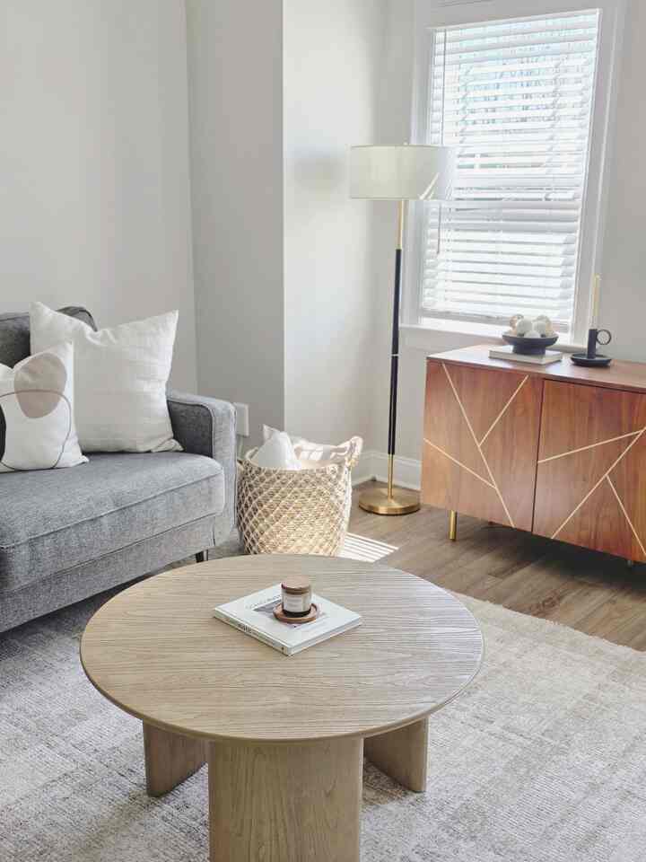 Spring is here 🤎

#livingroominterior #livingroomtable #livingroomdecoration #neutral #earthy #livingroomcabinet 
