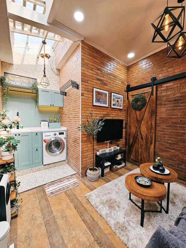 ‼️ Proses Transformasi Rumah Standar Developer Jadi Rumah Fungsional & Estetik

Renovasi yang kami lakukan tanpa meruntuhkan bangunan lama, dan menggunakan layout asli dari developer. Proses renovasi juga dilakukan tanpa kontraktor maupun desain interior yang memakan waktu sekitar 8 bulanan karena terjadi pergantian tukang.

Kami berharap rumah ini bisa membawa keberkahan dan kebahagiaan bagi siapa saja yang berkunjung kesini.

#keramiklantai #plafon #batatempel #keramikdinding #karpet #lampugantung #minihousetour #ceritarumahku #perjalananrumah