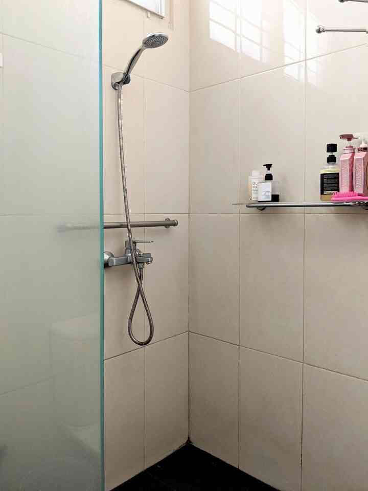 Cuaca mulai terang lagi dan kamar mandiku mulai dapet natural sunlight lagi☀️🌞 seneng kalo natural sunlight masuk ke kamar mandi karena bikin nuansa lebih warm dan resort-ish, juga bikin kamar mandiku terasa sedikit lebih lega karena kamar mandiku ini mini sekali
#BathroomDecor #SmallBathroom #Shower #GlassShelf #BambooShelf #TowelRack #MinimalistBathroom