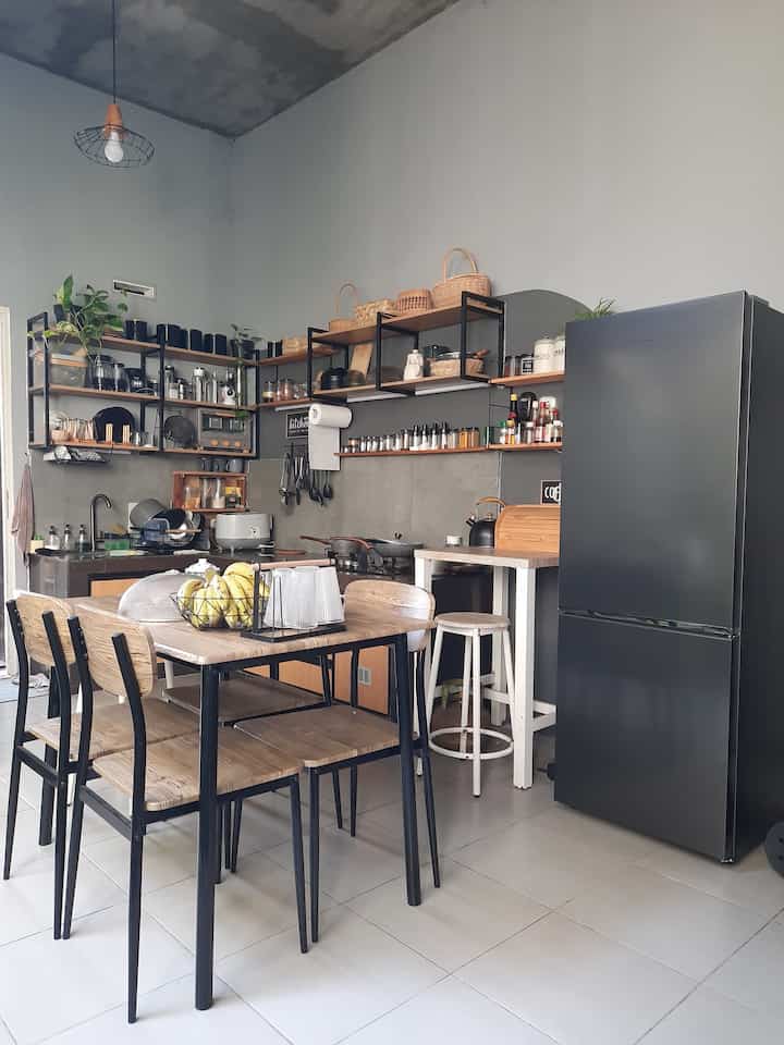 Coffee corner yang nyempil di antara dapur dan ruang makan. Rencananya mau diisi perintilan kopi dan teh tapi masih on progress yaa. Sementara rak2nya diisi botol2 saos dan kecap dulu. 😅
#coffeecorner #coffeecorneridea #kitchenindustrial #rakkayu #mejamakanindustrial #mejakopi 