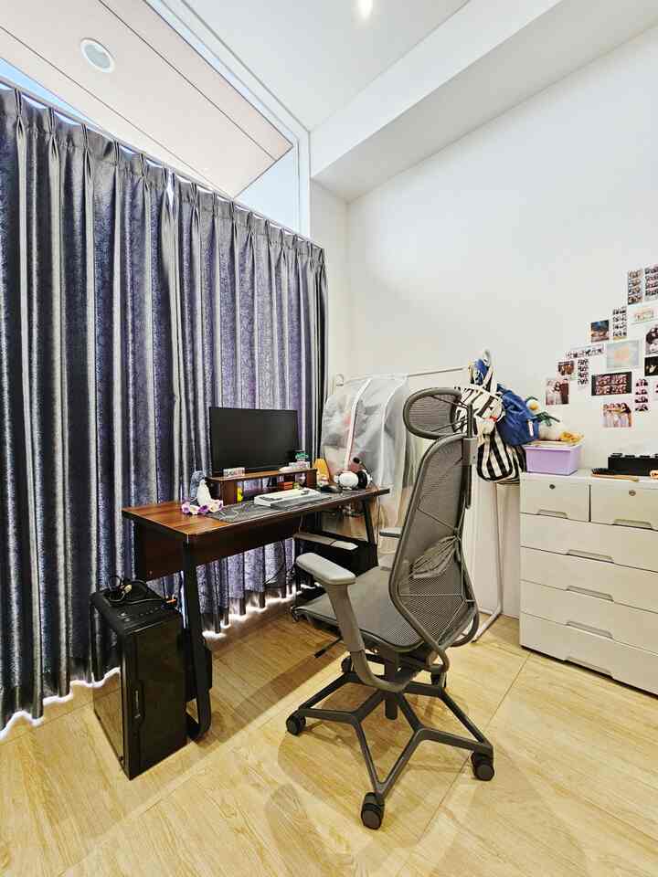 Area home office ini terletak di dalam kamar tidur kedua. Menggunakan meja minimalis sederhana saja, home office ini sudah terasa nyaman dan pastinya fungsional. 

#LantaiGranit
#MejaBelajarMinimalis
#CatTembok
#RakPenyimpananMinimalis
#DrawerStorageMinimalis
#ClothHangerBesi
#DiffuserMotifBambu
#HomeOffice
#StylingHomeOffice


