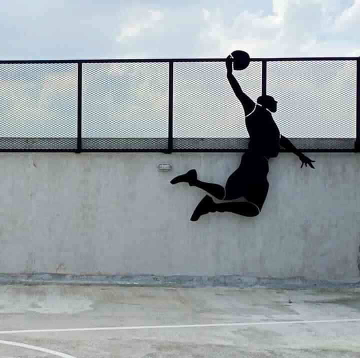 mempunyai hobby bagi para introvert 
Dapat dibuat cara dng menyediakan sarana olahraga di rumah

Lapangan mini Basketball dibangung di rooftop lantai 3..sengaja mmg tidak difinishing karena tema industrial dan cuaca yang sangat ekstrim di lantai 3,
#ruangOlahragA #ruangHobby #lapanganbasket