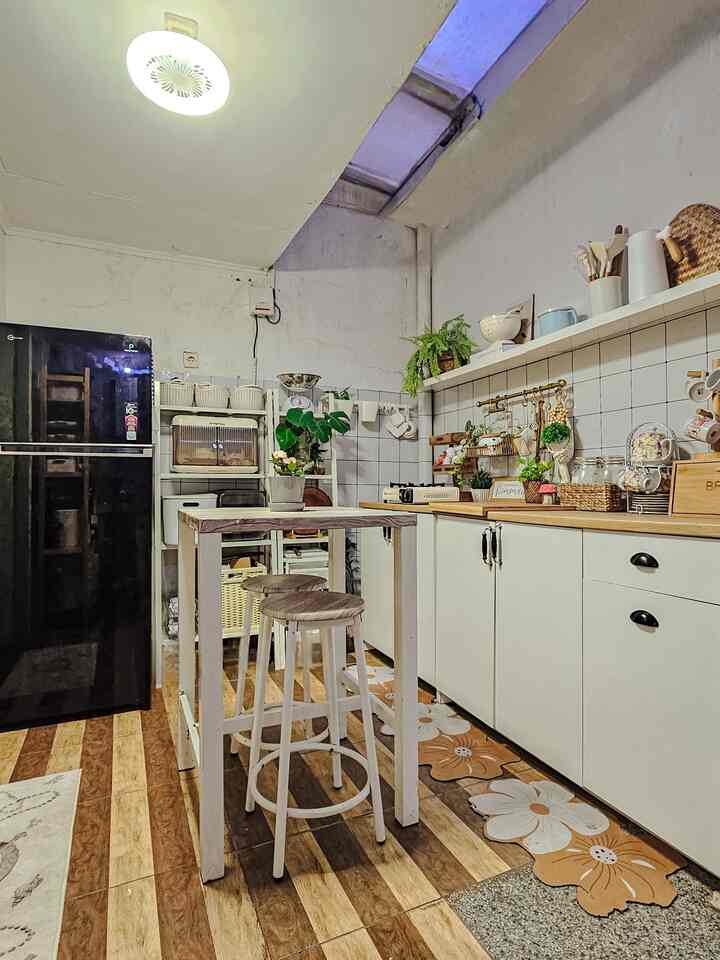 Slide 1- Dapur 
Awalnya area ini bukan dapur. tapi setahun terakhir kami make over menjadi dapur bersih. berawal dari nyicil beli kitchen kabinet satu persatu. akhirnya tampilannya seperti sekarang ini. Dapur sekaligus tempat kerja. Area yang paling sering dipakai untuk take konten video karena cahaya sinar matahari nya bagus disini dengan atap skylight. 
meskipun belum persis seperti dapur impian kami, tapi kami bersyukur bisa membuat nya seperti sekarang ini. 

2. Slide 2- Sudut yang bikin betah
sudut yang di khususkan untuk area anak hijau, tempat nyaman menghabiskan waktu mengurus tanaman jika sedang penat dengan rutinitas sehari-hari. 

Slide 3 & 4- Area fungsional
3. Area depan TV yang biasa dipakai lesehan sekarang kami tambahkan  kursi santai agar lebih nyaman. 
4. Sudut depan pintu yang difungsikan juga sebagai Foyer. Lebih sering digunakan untuk berkaca disini.

Slide 4-6- Before-After atau Progress
perubahan yang begitu terasa bedanya adalah saat make over teras. Awalnya masih berupa tanah sisa developer untuk taman. akhirnya kami make over menjadi ruang multifungsi dengan tetap menyisakan sedikit lahan untuk taman kering dengan tanaman yang low maintenance. 

sudut yang awalnya biasa menjadi sudut favorit adalah area dapur. Hanya dengan menambagkan 2 kabinet dapur dan juga ambalan, sudah bisa membuat suasana-nya berubah jauh lebih rapih dan aesthetic. kenapa tidak dari dulu difungsikan sebagai dapur? Karena diatas kabinet ini adalah talang air, dulu seringkali bocor di area ini sebelum akhirnya diperbaiki beberapa kali. Sampai akhirnya kami bisa menempatkan kabinet dapur di area ini. 🏡

#MiniHouseTour #CeritaRumahku #PerjalananRumah #KitchenSetMinimalis #SofaMinimalis #kursisantai #Keramikdapur #PlavonPVC  #PintuKamarMandi
#CatRumahMinimalis #WarnaCatRumah #warnacatpintu #CatLuarRumah #WarnaCatRuangTamu
#WallpaperDinding / #WallpaperEstetik / #Cat