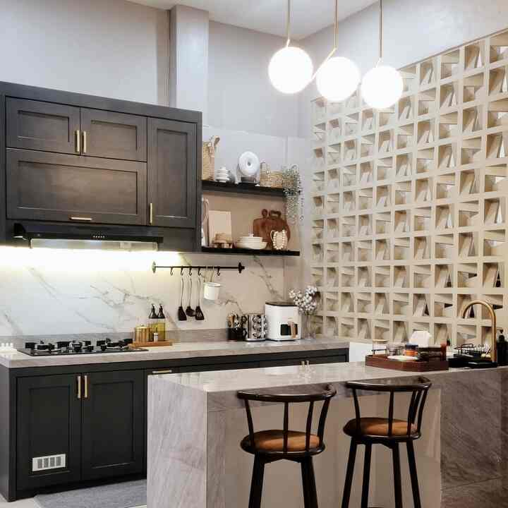 Sudut rumah yg menjadi icon YYHouse yaitu dapur dan juga area living room. Semua pengerjaan dan pengisian rumah dilakukan bertahap selama 3 tahun terakhir ini hingga sekarang. Masih banyak PR untuk mempercantik rumah. Karena area tanah yg terbilang cukup luas, jadi kami harus selalu melakukan custom furniture untuk menyesuaikannya. Selain itu area private yaitu kamar jadi tempat favorit untuk beristirahat. Inilah disain rumah kami pasangan pekerja hotel. Dibuat seestetik dan senyaman mungkin biar selalu berasa staycation. Untuk detail perjalanan rumah kami bisa kalian baca di Ohouse Home Tour ya #MiniHouseTour #CeritaRumahku #PerjalananRumah #HomeTour #TransformasiRumah #HouseTransformation #rumahminimalis #modernminimalist #inspirasirumah #YYhouse 