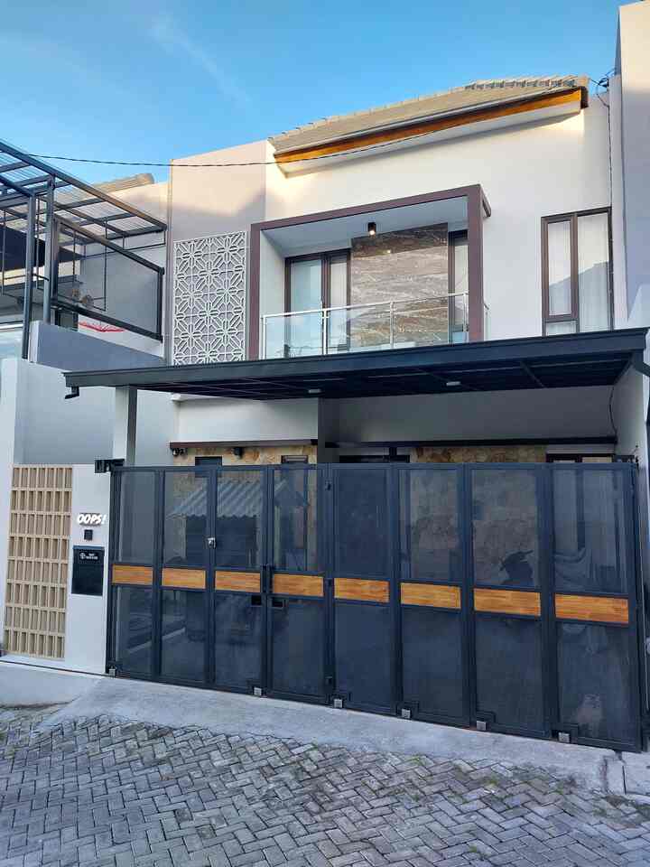 Meskipun merupakan fasad standar developer, justru itulah yang membuat kami jatuh cinta pada rumah ini 😍 karena dari luarpun tampak kesan rumah minimalis dan modern.

Kami memilih design minimalis karena menurut kami minimalis identik dengan timeless dan clean. Untuk mengimbangi warna netral dari fasad, kami kombinasikan beberapa material agar rumah kami memiliki karakter yang kuat:
🏡 Dinding roster untuk menambahkan aksen dinamis namun tetap minimalis
🪨 Dinding batu alam agar menambah kesan natural
⬛ Pagar besi hitam perforated kombinasi wood plank menambah kesan simple dan maskulin namun tetap natural
🏖 Kanopi atap Dr. Shield Double layer yang senada dengan vibes dari pagar 

#InspirasiFasad #StyleFasad #FasadRumah #PagarRumahMinimalis #PagarPerforatedMetal #Woodplank #RosterMinimalis #CatRumah #KanopiDoubleLayer #BatuAlam #KeramikCarport





