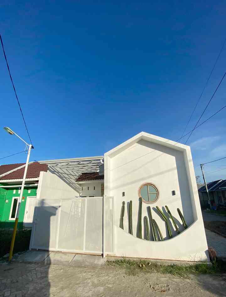 Fasad Rumah Chiku house ini kami rancang sendiri tanpa bantuan arsitek, kami menginginkan fasad yang simple tapi unik dan punya ciri khas dari rumah kami, kami memilih desain berikut untuk fasad yaitu
🏠 Fasad ini mengkombinasikan atap scandinavian dengan jendela Japandi agar terkesan lebih unik dan minimalis, 
🌵 Sentuhan beberapa kaktus biar rumah terasa lebih fresh dan hidup. 
🏢 Pagar plat perforated geser full putih dan atap solarflat SolarTuff ketebalan 1,2 mm  juga turut melengkapi fasad ini 
🎨 Kami memilih cat fasad dominan putih supaya lebih cerah dan luas dilahan yang mini 
beberapa tone warna putih, kayu, dan hijau kaktus memiliki warna netral membumi yang cocok untuk rumah minimalis kami

 #PagarRumah #PagarRumahMinimalis #lampueksterior #WarnacatPagar #Jotuneksterior #Kaktus #AtapSolarFlat #Kanopitransparan #PlavonPVC #KursiTeras #KanopiSolarflat  #CatRumah #InspirasiFasad #StyleFasad #FasadRumah