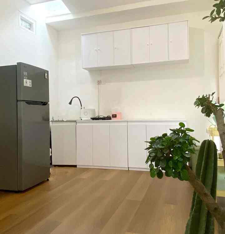 Area dapur segaris dan ruang makan Chikuhouse dominan putih dikombinasikan warna pastel yang ceria sehingga waktu makan terkesan nyaman, santai dan bahagia bersama keluarga. 

Kami memilih kitchenset dominan putih agar warna warna dari perabotan dan peralatan masak atau dekoratif bisa menyatu dan tidak kontras sehingga masih nyaman dipandang. 
Tentunya dengan dapur segaris ini menyesuaikan kebutuhan dan ruang yang nantinya bisa ditambah kabinet kabinet lagi bila diperlukan. Warna putih pada kabinet atas dan bawah dapur bisa menambah ilusi penglihatan  lebih luas di lahan yang mini ini, ditambah pencahayaan skylight diatas sink mengurangi kelembaban area dapur dan memanfaatkan cahaya matahari masuk dengan maksimal tapi tidak panas karena skylight yang tidak terlalu besar. Ruang makan yang cozy dengan sentuhan dekoratif pastel yang ceria memberi kesan makan bersama yang menyenangkan 🤍

#MejaMakanMinimalis #KitchenSet #KitchenSetMinimalis #Backsplashkitchen #MakeoverDapur #StylingDapur #DapurImpian #DapurMungil #DapurSegaris #DapurModern #DapurMungil #Ruangmakan #dining #Renovasirumah