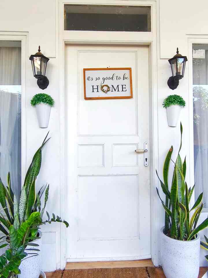 Fasad di rumah kami tidak banyak berubah, pada saat kami renovasi hanya membongkar dua Pilar yang menjadi iconic rumah klasik.
kemudian kami cat seluruh exterior nya termasuk pintu dan kusen menggunakan cat warna putih, serta mengganti keramik bagian teras dengan keramik motif kayu, sedangkan bagian car pot Masih menggunakan keramik bawaan dari pemilik sebelumnya.
Penambahan ornamen pada pintu dan lampu serta tanaman tempel di dinding mempercantik area ini.

#fasad #exterior #rumahsecond #inspirasirumahsecond #rumahminimalis #rumahaestetic #japandi #whitehouse #jotun  #warnacatrumah #lampuoutdoor #lamputempelrumah #potbunga #kesetrumah #nomerrumah #nomerrumahacrilic #keramikteras #inspirasifasad #stylefasad #fasadrumah


