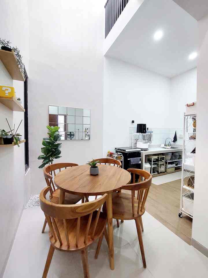 Ternyata benar istilah "dapur adalah jantungnya rumah", karena area kitchen dan dining merupakan spot favorit di rumah kami 💖
Area ini kami pilihkan konsep clean dan minimalis agar tampak lebih simple. Sedangkan untuk mensiasati ukuran ruangan yang tidak terlalu besar, area dining kami tempatkan tepat di void agar memberi kesan ruangan yang luas.

Karena dapur kami masih tidak menggunakan kitchen set, pemilihan material dan furniture kami pikirkan sebaik mungkin agar kitchen dan dining selalu terlihat rapi:

🏡 Cat dinding kitchen dan dining menggunakan warna terang
⬜️ Backsplash dan toptable menggunakan bahan yang mudah dibersihkan dan warna senada dengan dinding
🍽 Peralatan masak dan makan memiliki warna yang seragam agar terlihat rapi
🗄 Menggunakan rak terbuka dan storage agar memudahkan dalam mencari barang
🪴 Buat area kecil untuk taman kering agar memberi kesan natural
🪑Set dining table dengan meja bundar untuk mempermudah pergerakan
🖼 Tambahkan lukisan dan ambalan agar memberi aksen pada dinding yang polos


#DapurMinimalis #DapurSegaris #RakTerbuka #RakBawahKolong #MejaMakanMinimalis #TopTableKitchen #BackSplashKitchen #MakeOverDapur #StylingDapur #DapurImpian