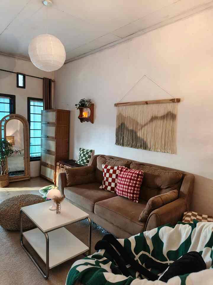 Ruangan pertama yang ditemui ketika memasuki Ryuto house. Ruangan ini lebih difungsikan sebagai ruang khusus menerima tamu dan bagian pintu masuk kami fungsikan sebagai area foyer untuk menyimpan sepatu dan penyimpanan tas olahraga dan ransel untuk bepergian. Pemilihan furniture berbahan natural seperti kayu, rotan, dan bambu mendominasi ruangan ini dan tone warna natural terasa sangat dominan dengan sedikit sentuhan warna hijau yang terlihat segar. Penambahan standing lamp di sudut ruangan dan beberapa mood lamp dengan cahaya yang warm senantiasa membuat suasana ruangan ini terasa lebih hangat.

#Inspirasiruangtamu #Inspirasifoyer #stylefoyer #styleruangtamu #ruangtamu #foyer #areamasuk #walldecor #mejaruangtamu #rakdinding #raksepatu #standingmirror #lampugantung #sarungbantal 