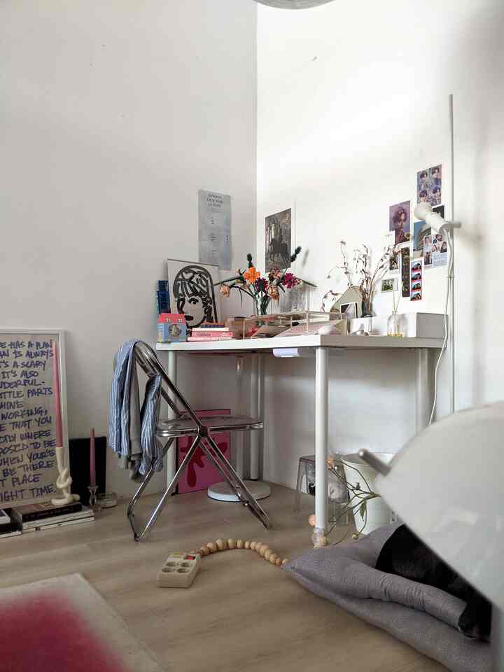 aku suka banget konsep "intentional clutter" untuk dekor rumah karena sejatinya di rumah kita pasti ada banyak aktivitas dan ada clutter. contohnya seperti area kerja ku ini. dengan konsep intentional clutter bisa bikin area kerja ku terasa hidup dan fungsional tetapi tetap aesthetic🤩
#desk #lamp #standinglamp #acrylicchair #lego #lanternlamp
#InspirasiRuangKerja
#StyleRuangKerja
#RuangKerja