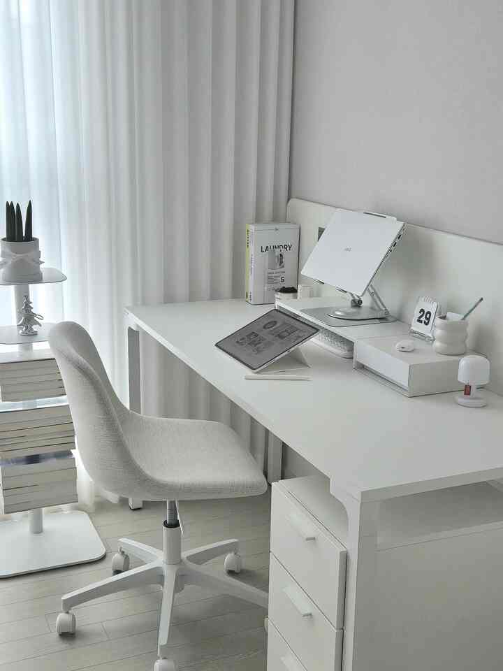 白を基調としたホームオフィス、シンプルなデスクと椅子が配置されたミニマルな作業空間