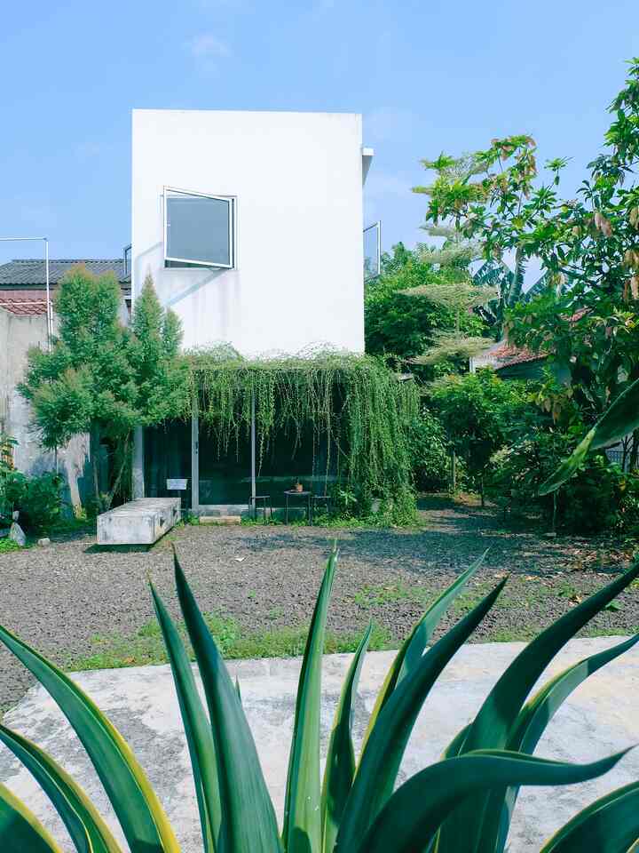 façade • 
Tampilan eksterior yang sederhana dan fungsional adalah kriteria yang aku & suami punya ketika memutuskan untuk membangun rumah. Kesederhanaan baik dalam bentuk desain, ruang, material, detail, dan warna. Selain itu, desain yang fokus pada penggunaan ruang secara efisien juga menurut kami bisa menciptakan tampilan yang bersih dan teratur. Seneng sekali ketika bisa mengekspresikan apa yang kami mau ke dalam bentuk fasad rumah ini ☺️
#TembokEkspose #CatWeatherProof #RumahMinimalis #InspirasiFasad #StyleFasad #FasadRumah