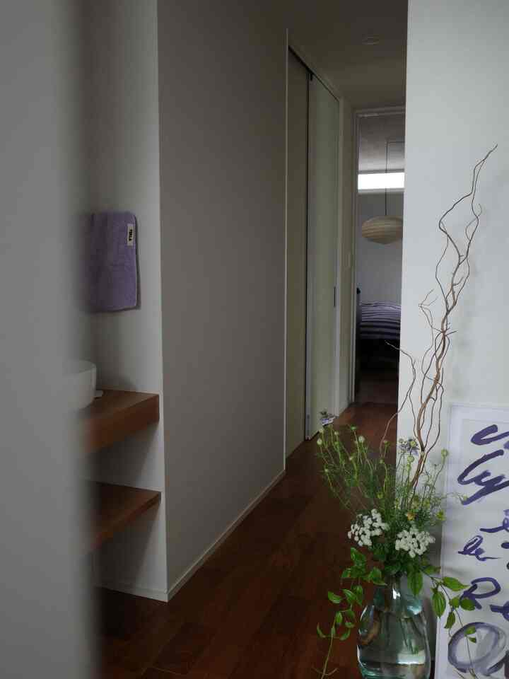 A house with a hallway

A short hallway
The door on the left is the study
At the end is the bedroom

Soundproofing measures for the living room on the second floor

#Hallway #防音対策 #寝室 #廊下のある家 #hay #tekla