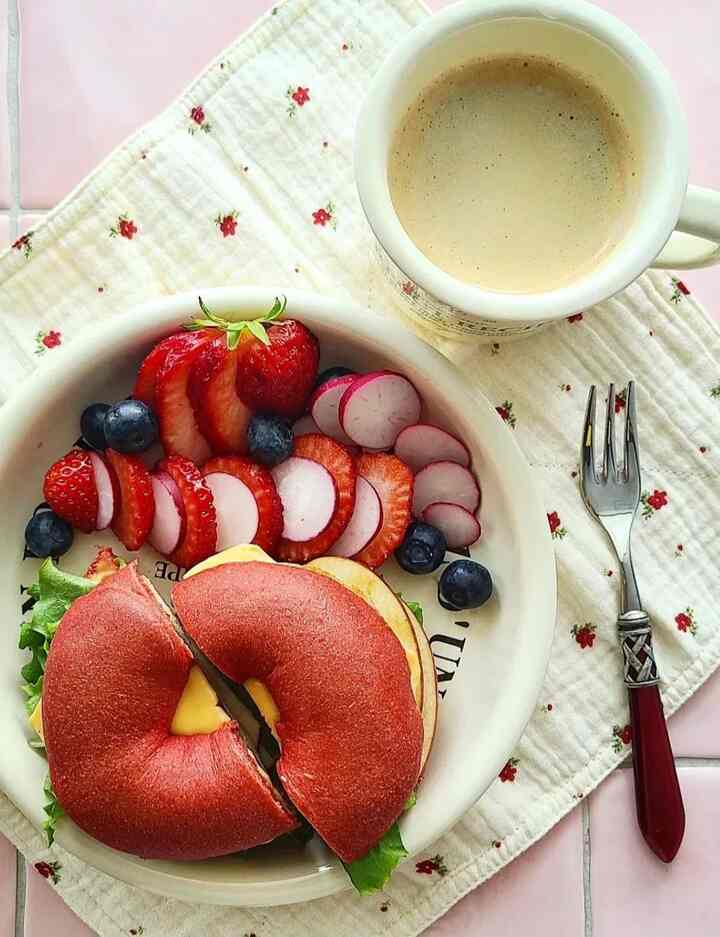 #콘수프기록 
#Pretty Items Are the Best 1
Hongkook Rice Bagel Sandwich 
If you make it with Hongkook Rice Flour, it becomes a pretty color bagel
With this, put commercial tofu steak and make a sandwich~~
The bagel is so pretty~
I'll upload the Hongkook Bagel solo feed next time
The lettering is also really pretty

#Bagel #홍국쌀가루 #홍국쌀베이글
#Bagel Sandwich #샌드위치 #두부스테이크 
#Home Brunch #홈카페 #홈스토랑 #홈쿡
#Plating #플레이팅필살템 #레터링접시 #레터링식기
#Eat Well Alone #맞팔