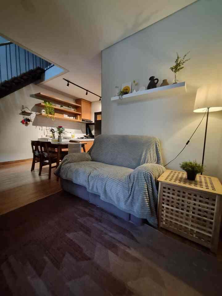 halo tetangga online !
seperti yang terlihat, di lantai satu rumah kami terdapat ruang tamu, ruang makan dan dapur yang berada dalan satu area (open space). 
ruangan cimit ini kami buat senyaman mungkin karena banyak sekali kegiatan yang kami lakukan disini. ruang open space kami ini mengusung konsep japandi, hampir seluruh furnitur yang kami pilih berwarna natural dan senada. 

di ruangan ini juga terdapat bay window dengan dua bukaan jendela yang kami tutup dengan venetian blind alumunium warna coklat senada dengan elemen kayu pada area foyer.

#WoodPanel #BayWindow #KitchenSet #VenetiaBlind #RumahOpenSpace #RumahTanpaSekat #RumahLega